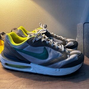 Nike Air Max Dawn
Olive Grey Malachite